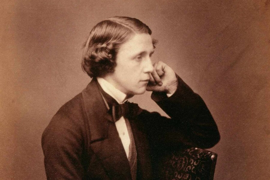 Lewis Carroll (1832-1898), tên thật Charles Lutwidge Dodgson.