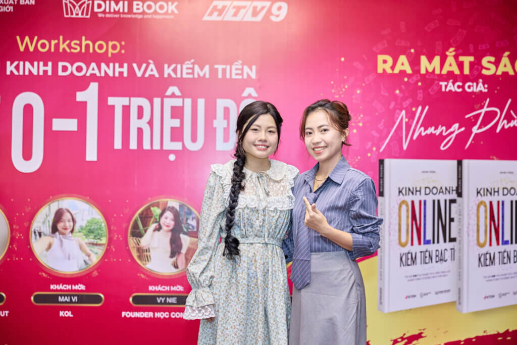KOL, founder Ngáo Content - Trần Hoàng Ngọc Tâm và tác giả Nhung Phùng trong buổi ra mắt sách